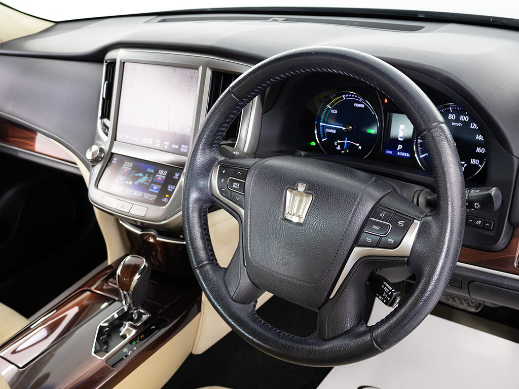 使いやすさや安全性を追求したステアリング
周り！高級車ゆえにスイッチ類が多いのも特
徴ですね！考え尽くされた配置ですぐに使い
こなす事が出来ますのでご安心下さい！是非
、体感してみて下さい！！