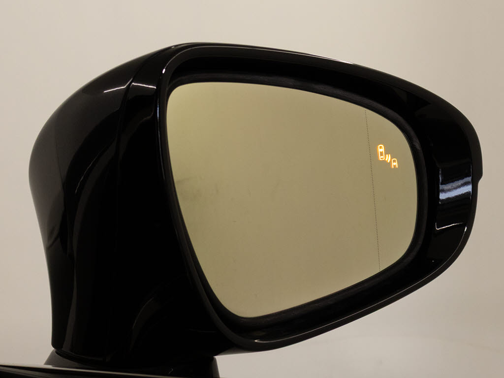 ＢＳＭ（ブラインドスポットモニタ）！隣の
車線を走る車両をレーダーで検知し、ドアミ
ラーでは確認しにくい後側方エリアに存在す
る車両に加えて、急接近してくる車両も検知
します。