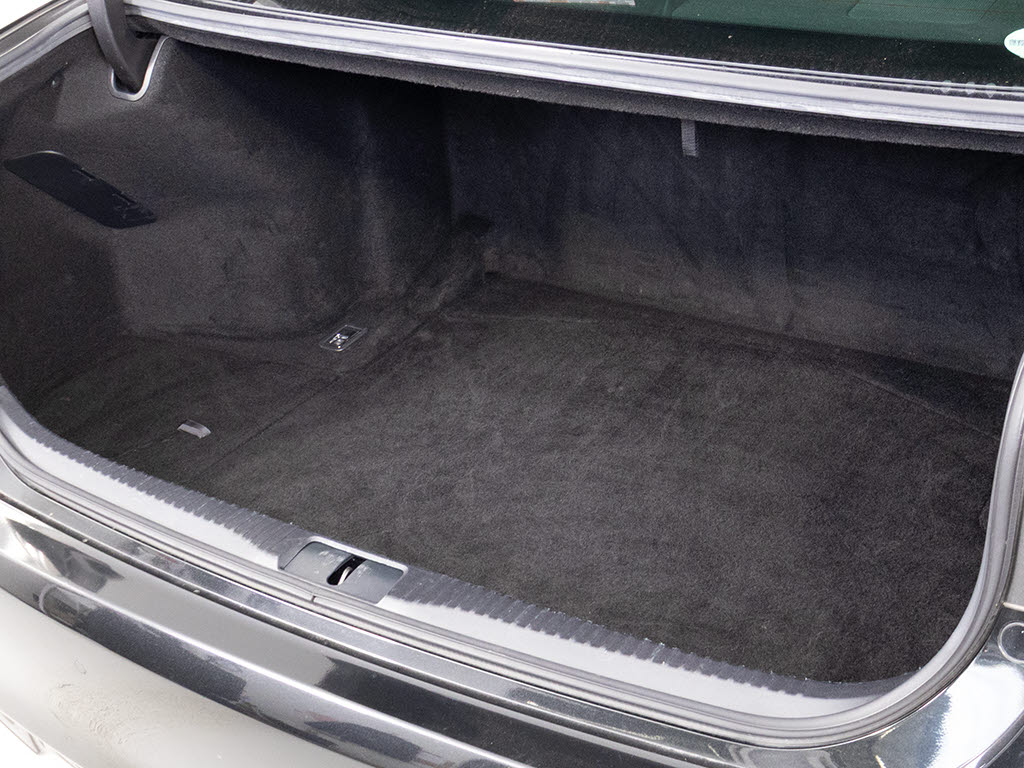 トランクが狭いと思っておりませんか？実際
は大容量トランクです！旅行等の長距離ドラ
イブも快適です！また、屋根付きスペースを
完備しておりますので、夜間でも、雨でも雪
の日だってゆっくりご覧頂けます。