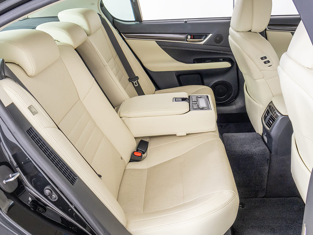 後席もＶＩＰ装備！後席センターコンソール
の画像です！こちらのお車は、オーディオな
ども後席から操作出来るなど豪華！ゲストに
喜んで頂ける装備ですね！
