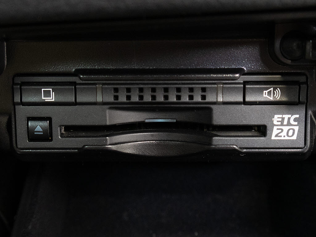 コンソール内一体型のビルトインＥＴＣ装備
！見た目の部分も良いですが、ＥＴＣカード
の盗難防止になる設置箇所です！料金所の渋
滞回避！時間帯・日によって料金の軽減を受
けられます！ストレス知らずのドライブ！