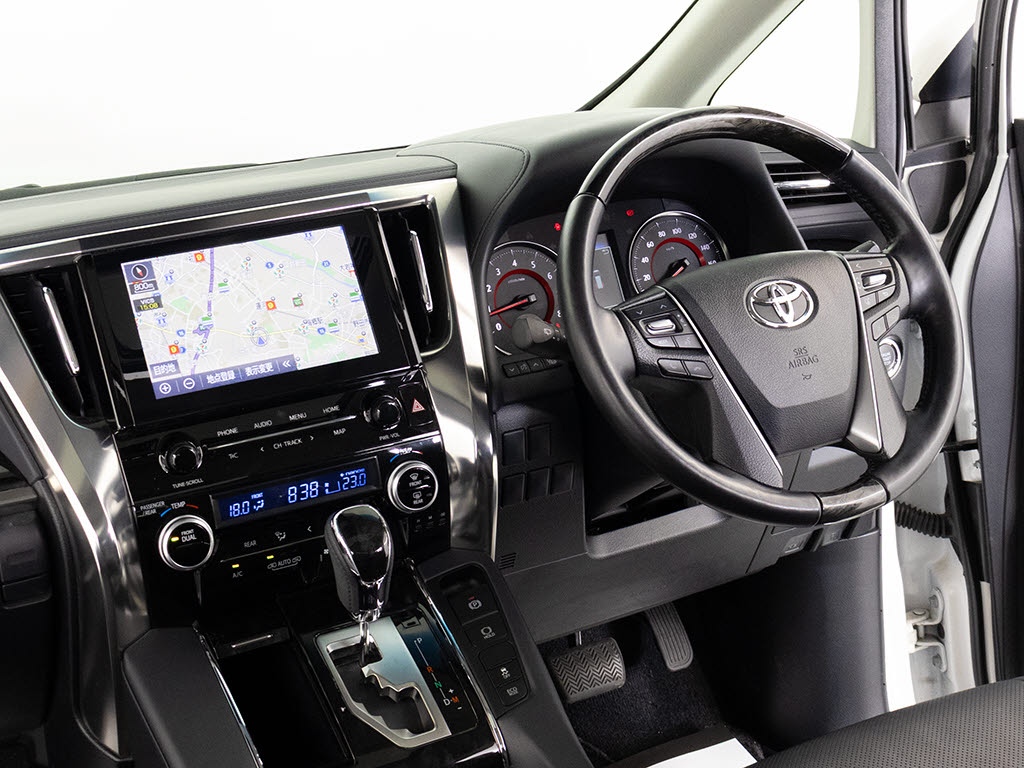 ★使いやすさや安全性を追求したステアリン
グ周り！高級車ゆえにスイッチ類が多いのも
特徴ですね！考え尽くされた配置ですぐに使
いこなす事が出来ますのでご安心下さい！是
非、体感してみて下さい！！