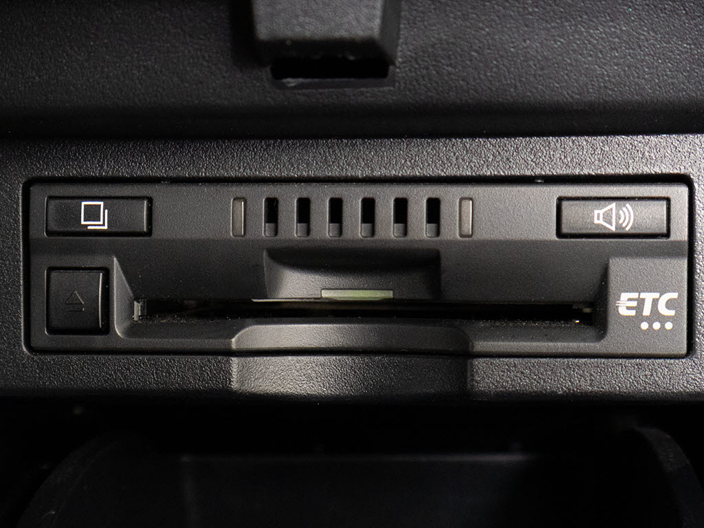 コンソール内一体型のビルトインＥＴＣ装備
！見た目の部分も良いですが、ＥＴＣカード
の盗難防止になる設置箇所です！料金所の渋
滞回避！時間帯・日によって料金の軽減を受
けられます！ストレス知らずのドライブ！