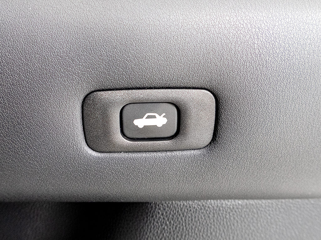 ボタン一つでトランクオープンが可能！車内
から操作できる為、非常に便利な装備の一つ
となります！