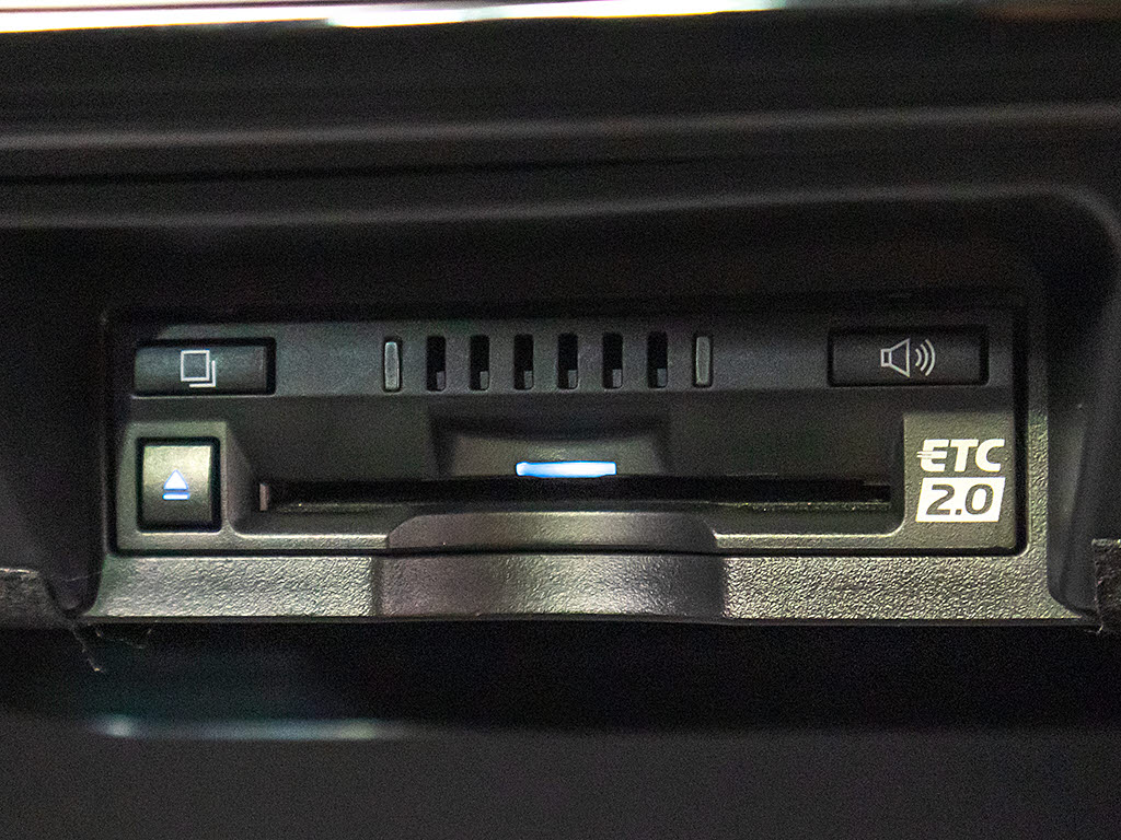 ★ETC2.0が装備されています！！社外品とは
違い収まりの良いデザインが人気！高速道路
を利用する際は必需品ですよね！！ストレス
無く料金所を通過出来ます！！