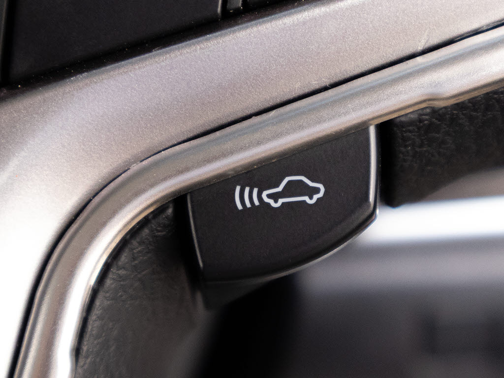 衝突回避支援型プリクラッシュセーフティシ
ステム　前方に出現した障害物に対し警報を
発し、ドライバーに警告。同時にブレーキア
シストにより衝突回避と速度を軽減します。