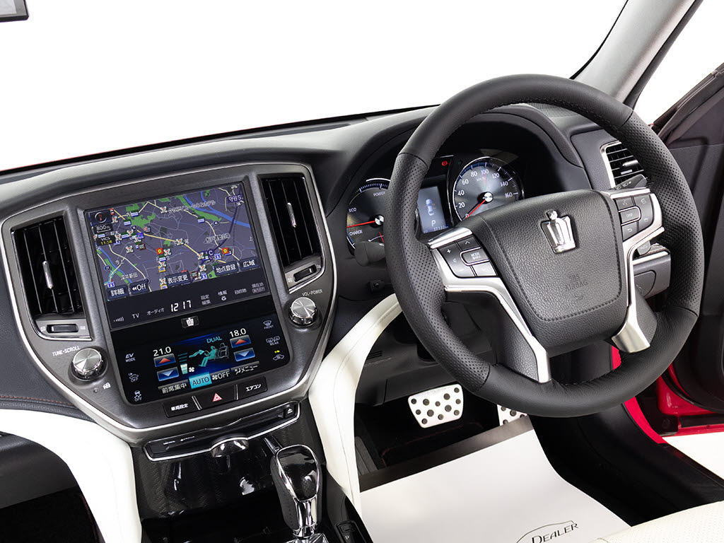 使いやすさや安全性を追求したステアリング
周り！高級車ゆえにスイッチ類が多いのも特
徴ですね！考え尽くされた配置ですぐに使い
こなす事が出来ますのでご安心下さい！是非
、体感してみて下さい！！