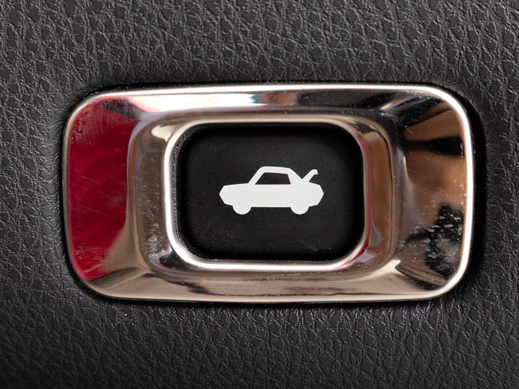 ボタン一つでトランクオープンが可能！車内
から操作できる為、非常に便利な装備の一つ
となります！