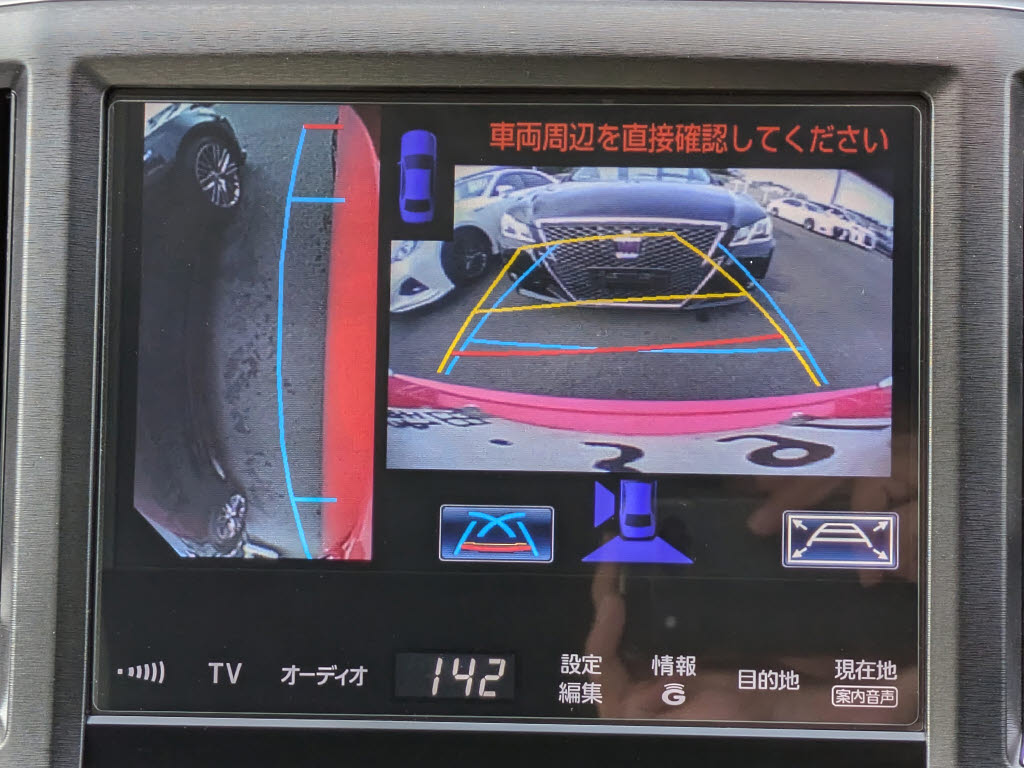 パノラミックビューモニターを装備！上から
車両を見下ろしたような映像をナビ画面に表
示できます。車両前後左右に搭載した4つの
カメラ映像を継ぎ目なく合成！目視では見え
ない部分もリアルタイムで見れます。
