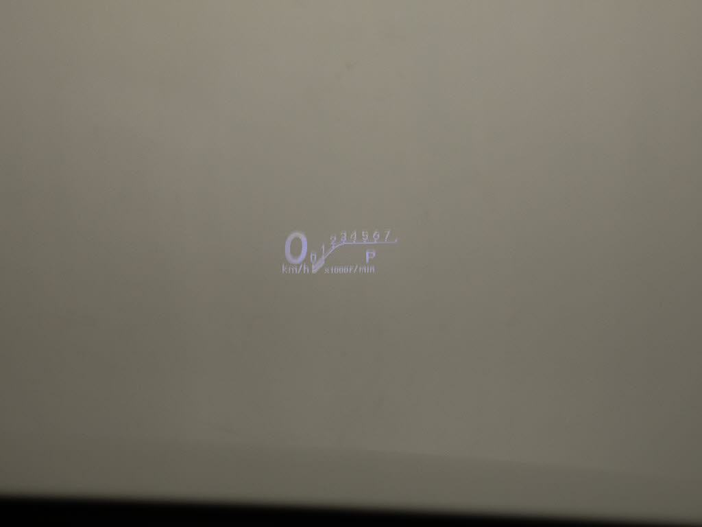 ヘッドアップ・ディスプレイ（HUD）現在の
スピードや、前方の車線情報など、運転に必
要な情報を、目の前のウインドウガラスに表
示する機能です。これにより、目線の移動が
少なく済み、安全です。