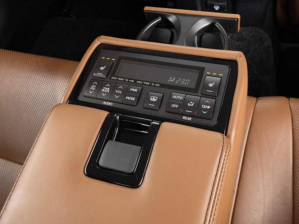後席もVIP装備！後席センターコンソールの
画像です！こちらのお車は、オーディオなど
も後席から操作出来るなど豪華！ゲストに喜
んで頂ける装備ですね！