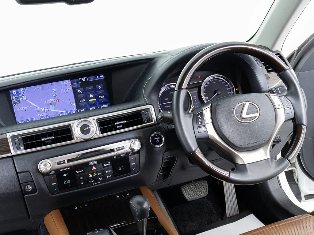 ★使いやすさや安全性を追求したステアリン
グ周り！高級車ゆえにスイッチ類が多いのも
特徴ですね！考え尽くされた配置ですぐに使
いこなす事が出来ますのでご安心下さい！是
非、体感してみて下さい！！