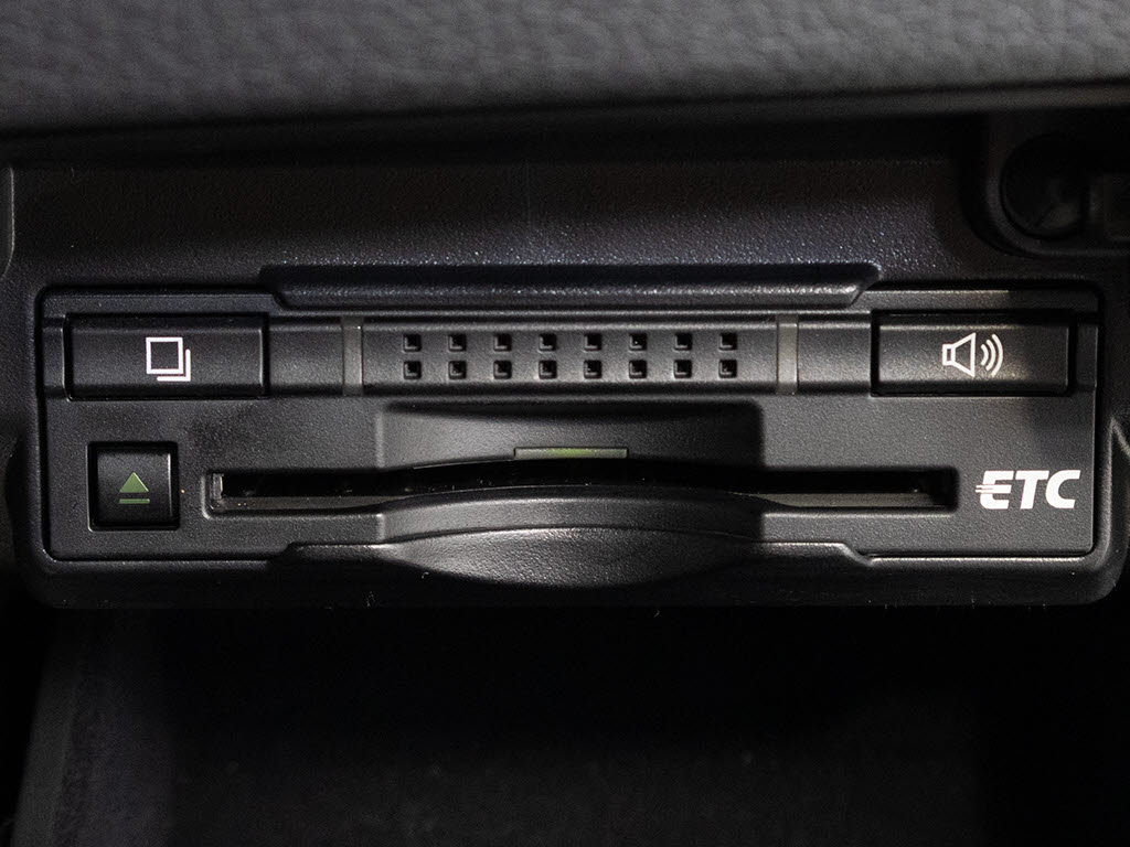 コンソール内一体型のビルトインＥＴＣ装備
！見た目の部分も良いですが、ＥＴＣカード
の盗難防止になる設置箇所です！料金所の渋
滞回避！時間帯・日によって料金の軽減を受
けられます！ストレス知らずのドライブ！