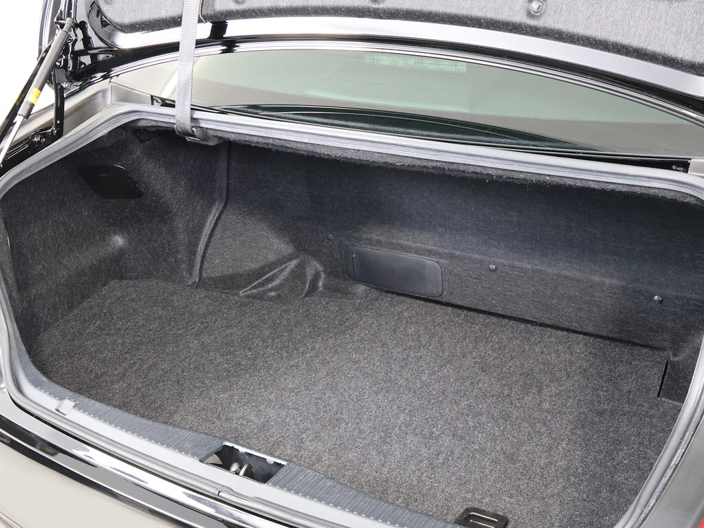 トランクが狭いと思っておりませんか？実際
は大容量トランクです！旅行等の長距離ドラ
イブも快適です！また、屋根付きスペースを
完備しておりますので、夜間でも、雨でも雪
の日だってゆっくりご覧頂けます。