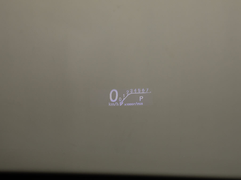 ヘッドアップ・ディスプレイ（HUD）現在の
スピードや、前方の車線情報など、運転に必
要な情報を、目の前のウインドウガラスに表
示する機能です。これにより、目線の移動が
少なく済み、安全です。