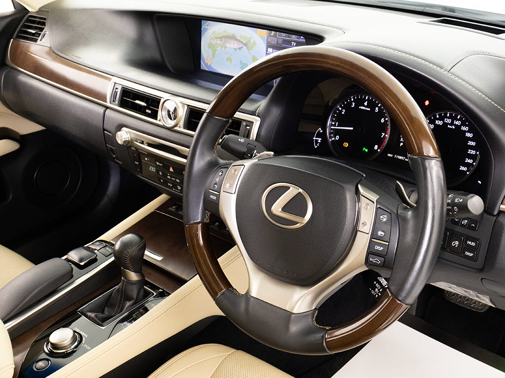 ★使いやすさや安全性を追求したステアリン
グ周り！高級車ゆえにスイッチ類が多いのも
特徴ですね！考え尽くされた配置ですぐに使
いこなす事が出来ますのでご安心下さい！是
非、体感してみて下さい！！