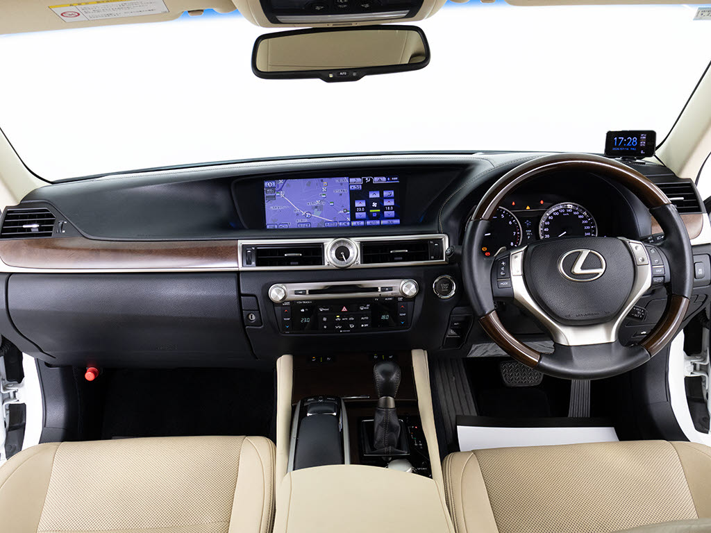 ★使いやすさや安全性を追求したステアリン
グ周り！高級車ゆえにスイッチ類が多いのも
特徴ですね！考え尽くされた配置ですぐに使
いこなす事が出来ますのでご安心下さい！是
非、体感してみて下さい！！