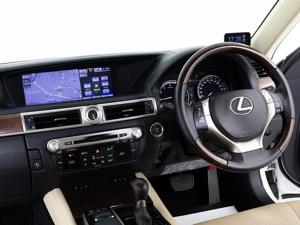 ★使いやすさや安全性を追求したステアリン
グ周り！高級車ゆえにスイッチ類が多いのも
特徴ですね！考え尽くされた配置ですぐに使
いこなす事が出来ますのでご安心下さい！是
非、体感してみて下さい！！