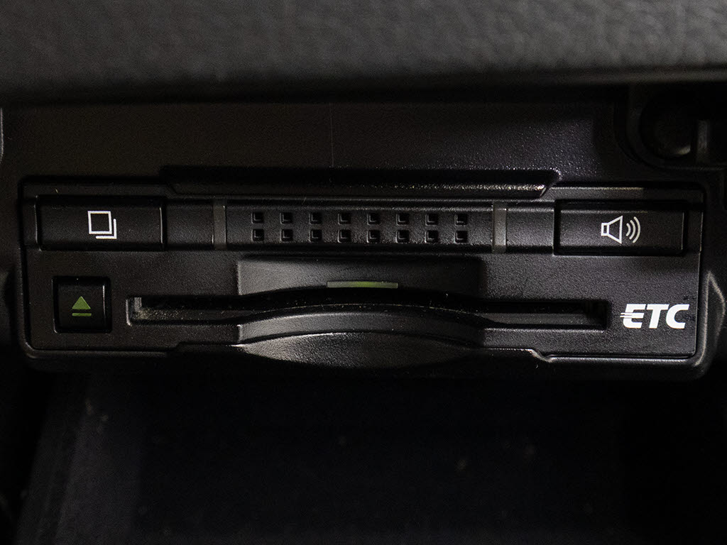 コンソール内一体型のビルトインＥＴＣ装備
！見た目の部分も良いですが、ＥＴＣカード
の盗難防止になる設置箇所です！料金所の渋
滞回避！時間帯・日によって料金の軽減を受
けられます！ストレス知らずのドライブ！