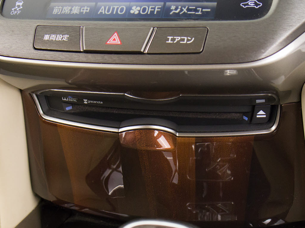 ＣＤはもちろんの事、ＤＶＤ再生も可能です
。フルセグ地デジにも対応しさらにＢｌｕｅ
ｔｏｏｔｈにも対応しております