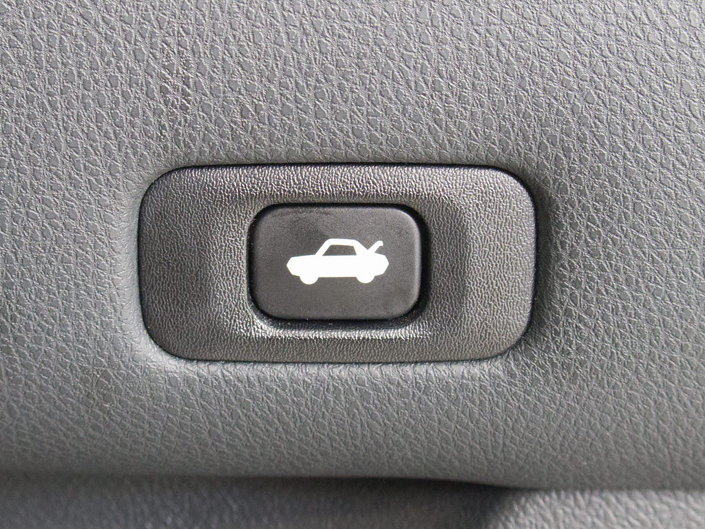 ボタン一つでトランクオープンが可能！車内
から操作できる為、非常に便利な装備の一つ
となります！