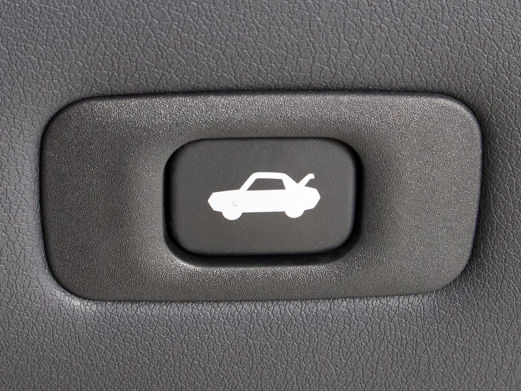 ボタン一つでトランクオープンが可能！車内
から操作できる為、非常に便利な装備の一つ
となります！