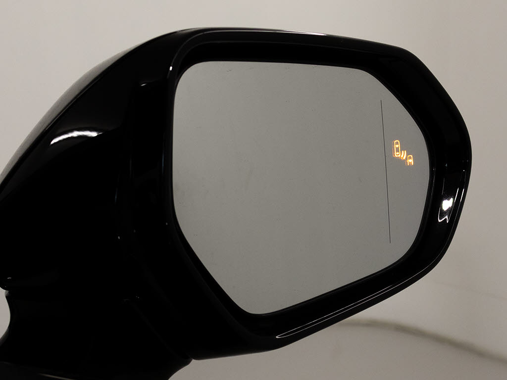 ＢＳＭ（ブラインドスポットモニタ）！隣の
車線を走る車両をレーダーで検知し、ドアミ
ラーでは確認しにくい後側方エリアに存在す
る車両に加えて、急接近してくる車両も検知
します。