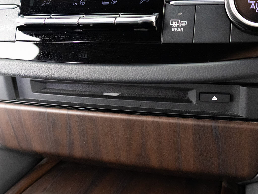 ＣＤはもちろんの事、ＤＶＤ＆Ｂｌｕ－ｒａ
ｙ再生も可能です。フルセグ地デジにも対応
しさらにＢｌｕｅｔｏｏｔｈにも対応してお
ります