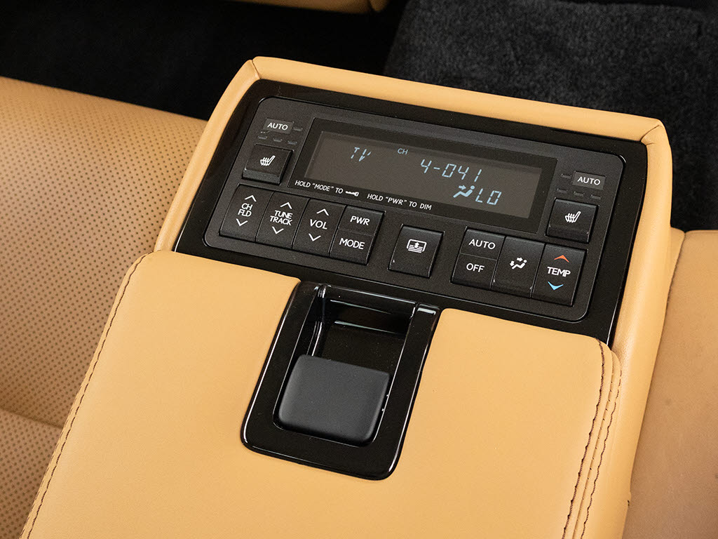 後席もVIP装備！後席センターコンソールの
画像です！こちらのお車は、オーディオなど
も後席から操作出来るなど豪華！ゲストに喜
んで頂ける装備ですね！