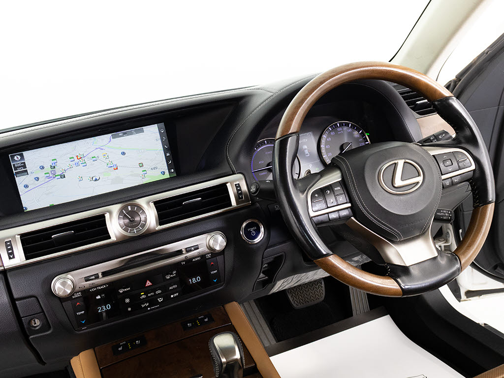 ★使いやすさや安全性を追求したステアリン
グ周り！高級車ゆえにスイッチ類が多いのも
特徴ですね！考え尽くされた配置ですぐに使
いこなす事が出来ますのでご安心下さい！是
非、体感してみて下さい！！