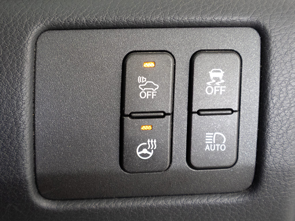 ★使いやすさや安全性を追求したステアリン
グ周り！高級車ゆえにスイッチ類が多いのも
特徴ですね！考え尽くされた配置ですぐに使
いこなす事が出来ますのでご安心下さい！是
非、体感してみて下さい！！