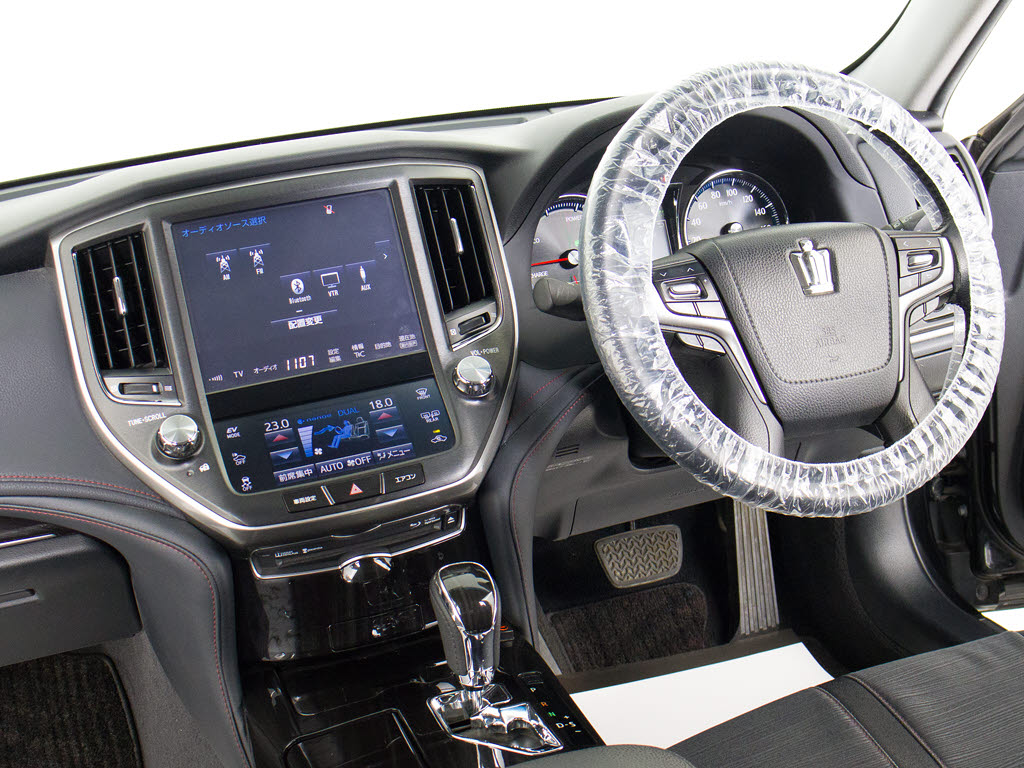 使いやすさや安全性を追求したステアリング
周り！高級車ゆえにスイッチ類が多いのも特
徴ですね！考え尽くされた配置ですぐに使い
こなす事が出来ますのでご安心下さい！是非
、体感してみて下さい！！