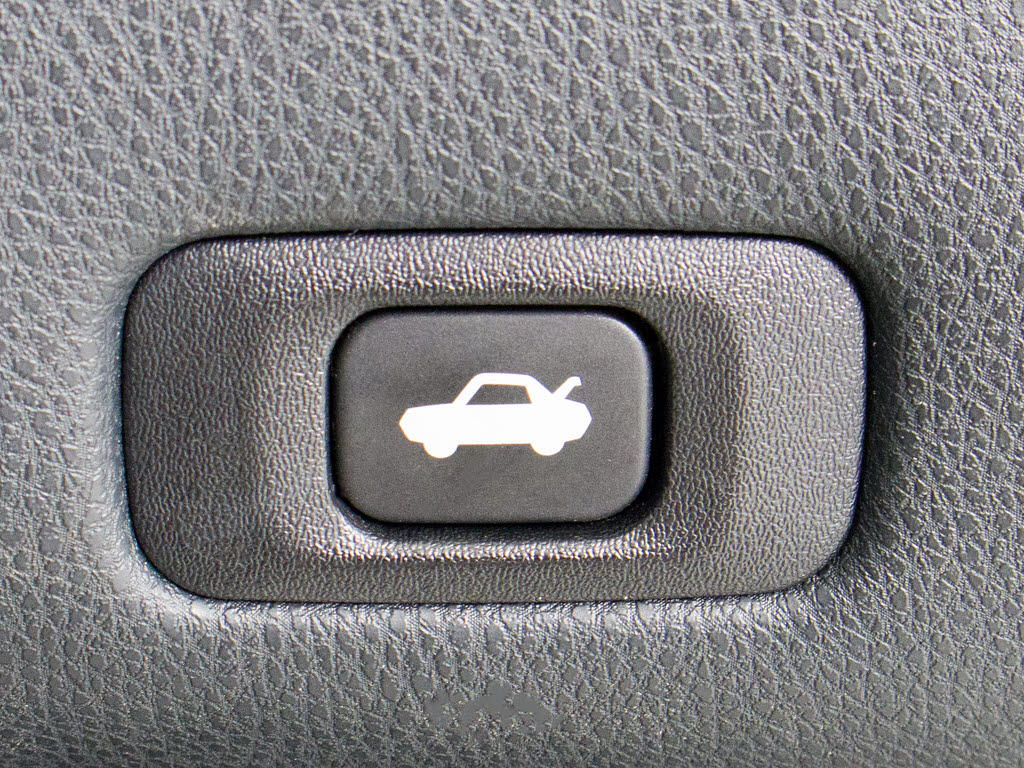 ボタン一つでトランクオープンが可能！車内
から操作できる為、非常に便利な装備の一つ
となります！