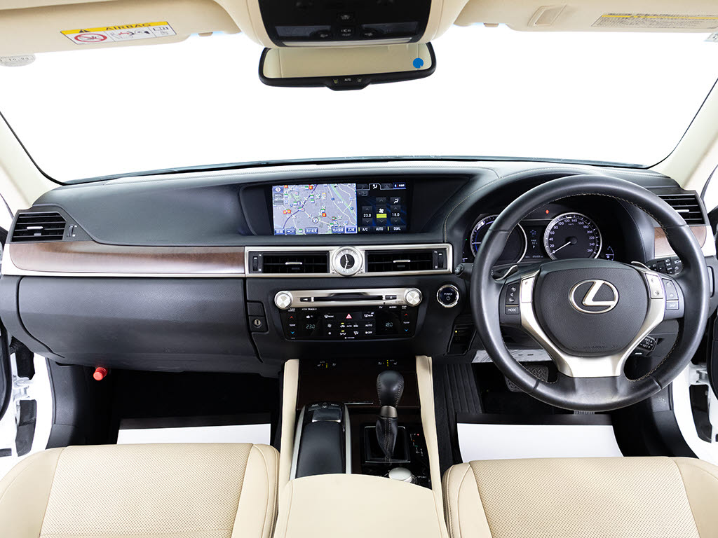 ★使いやすさや安全性を追求したステアリン
グ周り！高級車ゆえにスイッチ類が多いのも
特徴ですね！考え尽くされた配置ですぐに使
いこなす事が出来ますのでご安心下さい！是
非、体感してみて下さい！！