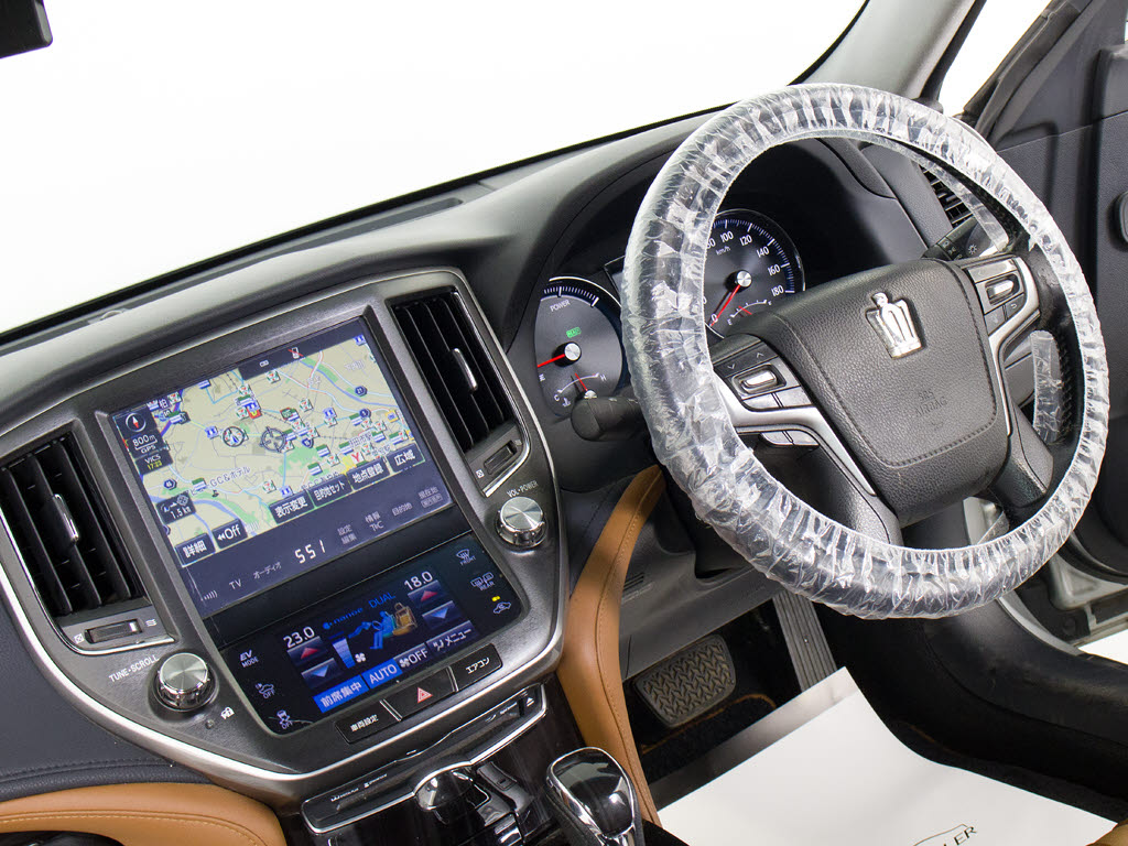 使いやすさや安全性を追求したステアリング
周り！高級車ゆえにスイッチ類が多いのも特
徴ですね！考え尽くされた配置ですぐに使い
こなす事が出来ますのでご安心下さい！是非
、体感してみて下さい！！