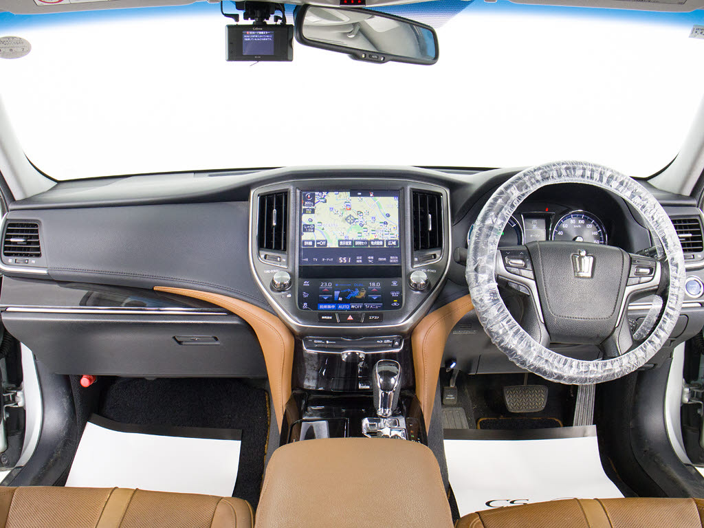 使いやすさや安全性を追求したステアリング
周り！高級車ゆえにスイッチ類が多いのも特
徴ですね！考え尽くされた配置ですぐに使い
こなす事が出来ますのでご安心下さい！是非
、体感してみて下さい！！
