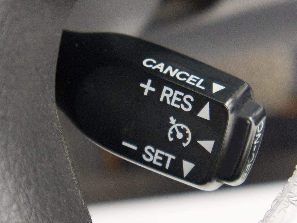 使いやすさや安全性を追求したステアリング
周り！高級車ゆえにスイッチ類が多いのも特
徴ですね！考え尽くされた配置ですぐに使い
こなす事が出来ますのでご安心下さい！是非
、体感してみて下さい！！