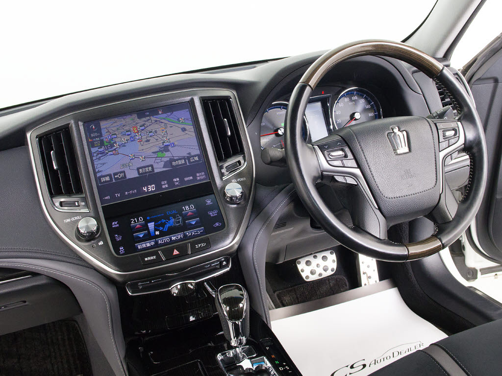 使いやすさや安全性を追求したステアリング
周り！高級車ゆえにスイッチ類が多いのも特
徴ですね！考え尽くされた配置ですぐに使い
こなす事が出来ますのでご安心下さい！是非
、体感してみて下さい！！