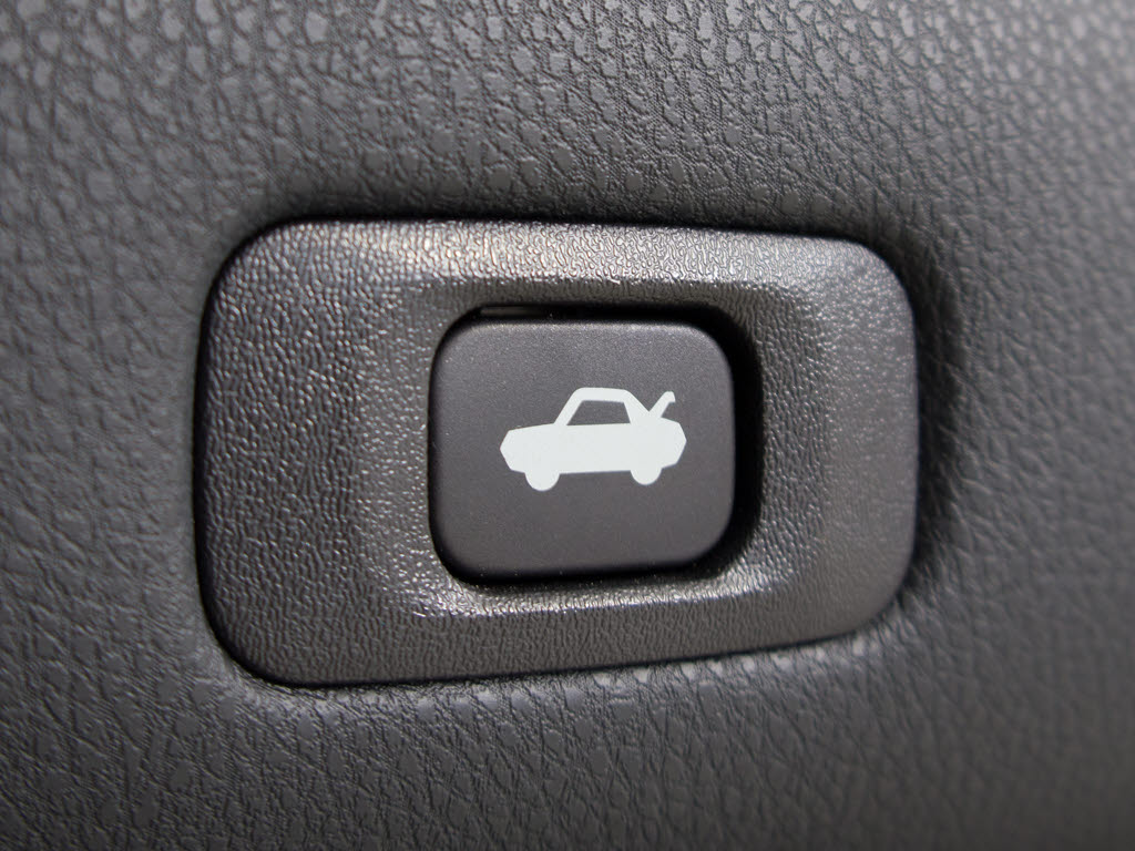 ボタン一つでトランクオープンが可能！車内
から操作できる為、非常に便利な装備の一つ
となります！