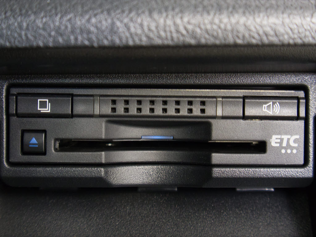 ★ETC(DSRC)が装備されています！！社外品
とは違い収まりの良いデザインが人気！高速
道路を利用する際は必需品ですよね！！スト
レス無く料金所を通過出来ます！！