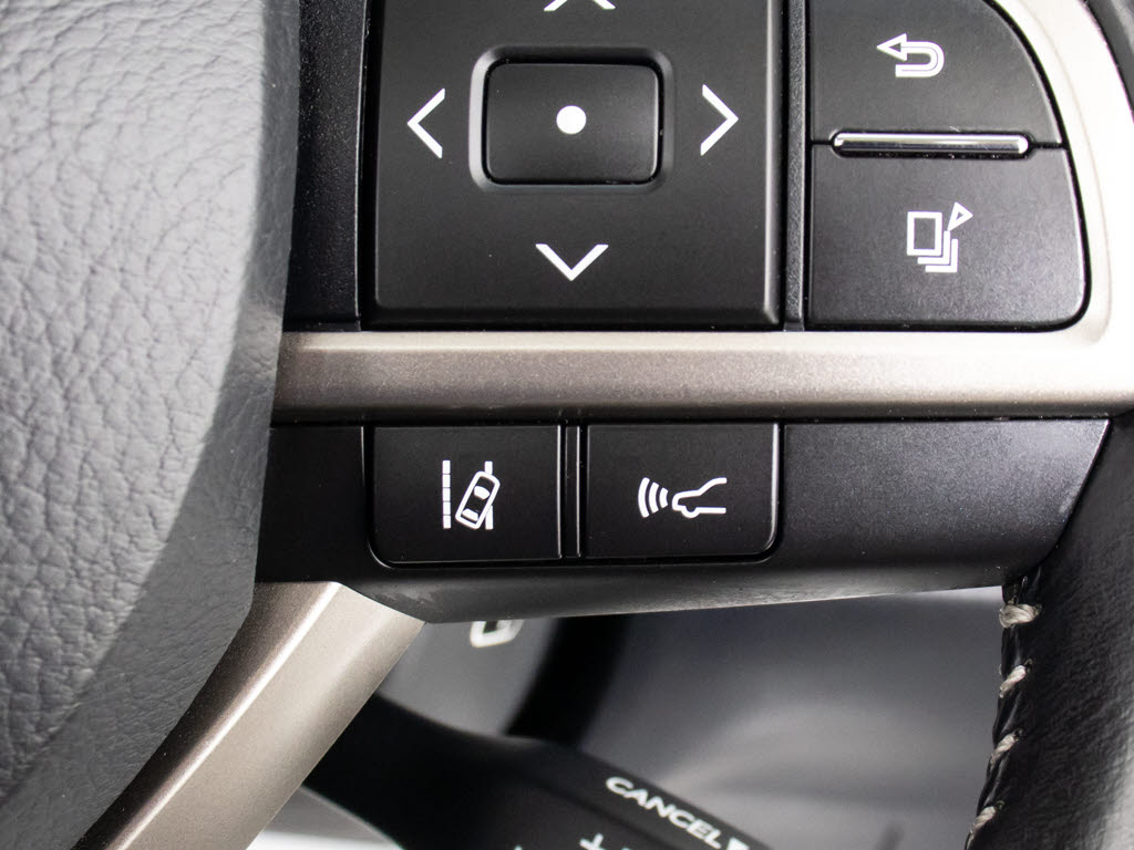 ★使いやすさや安全性を追求したステアリン
グ周り！高級車ゆえにスイッチ類が多いのも
特徴ですね！考え尽くされた配置ですぐに使
いこなす事が出来ますのでご安心下さい！是
非、体感してみて下さい！！
