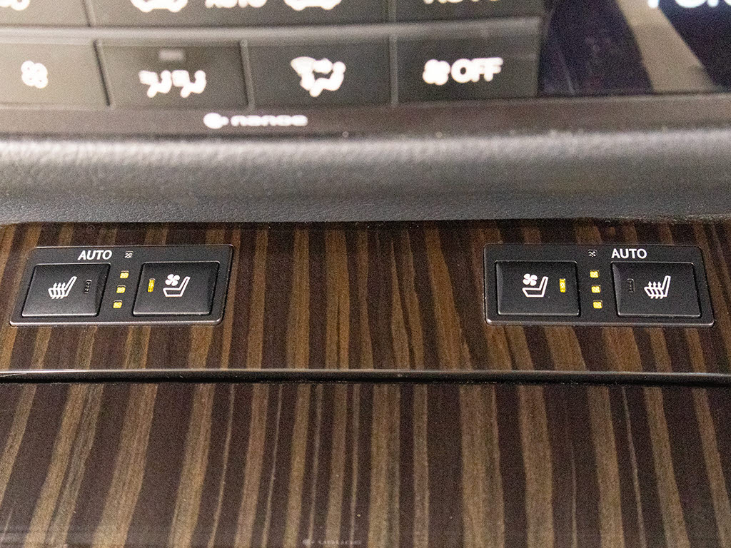 ★快適エアシート＆シートヒーターを装備し
ています！高級車ならではの装備です！シー
トが暖まる機能！シートから冷風が出る機能
！どちらも付いています！！寒い冬も、暑い
夏も快適にご乗車頂けますよ！！