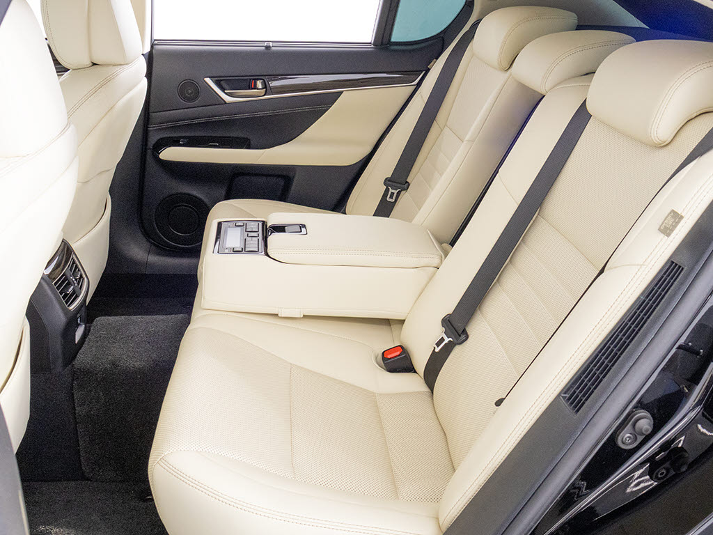 後席もVIP装備！後席センターコンソールの
画像です！こちらのお車は、オーディオなど
も後席から操作出来るなど豪華！ゲストに喜
んで頂ける装備ですね！