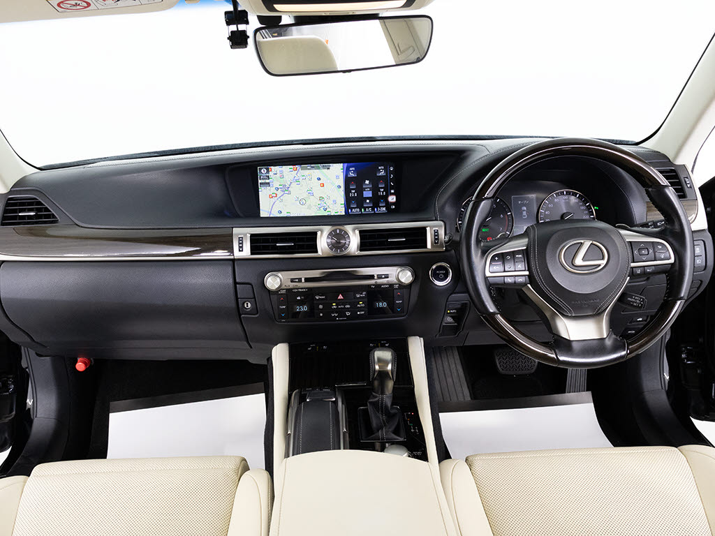 禁煙車です！室内は嫌なニオイも無く、すご
く綺麗な状態です！禁煙車・・特にセダンタ
イプのお車では少ないですよね！！タバコの
ニオイが苦手なお客様必見です！快適にご乗
車頂けます！！
