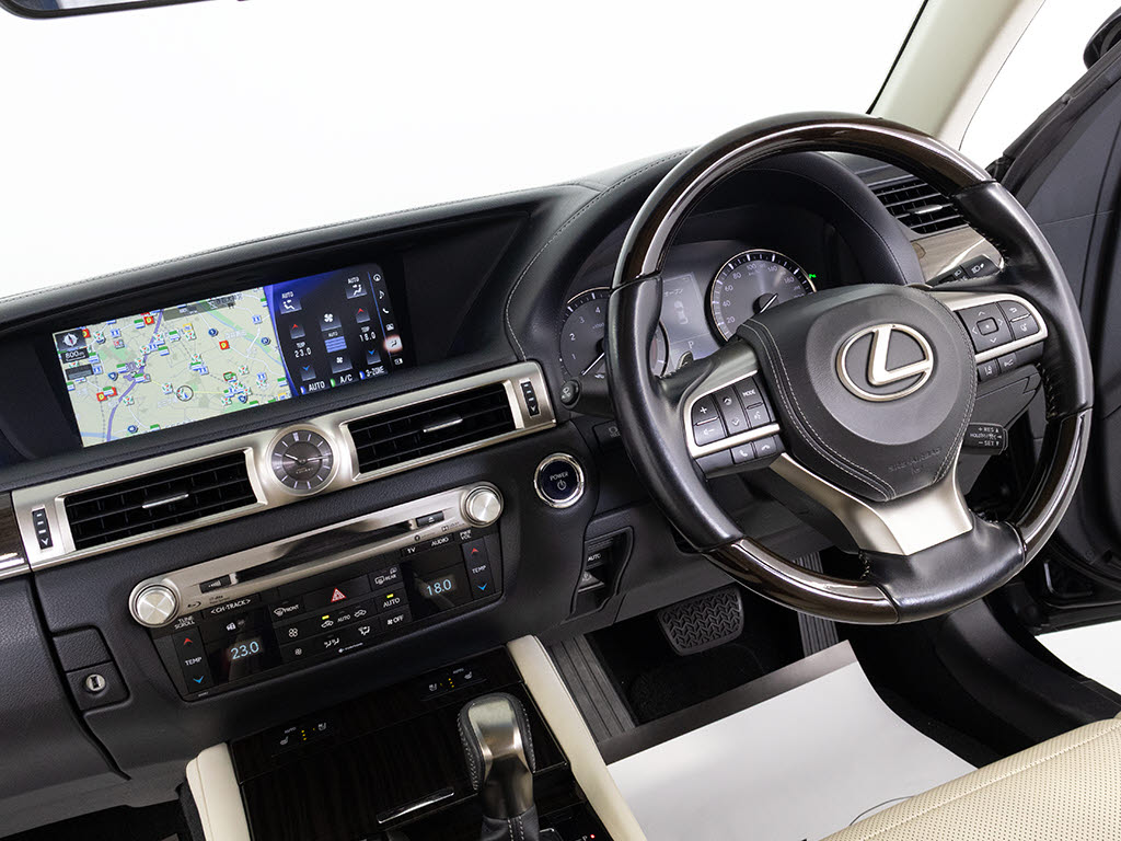 ★使いやすさや安全性を追求したステアリン
グ周り！高級車ゆえにスイッチ類が多いのも
特徴ですね！考え尽くされた配置ですぐに使
いこなす事が出来ますのでご安心下さい！是
非、体感してみて下さい！！