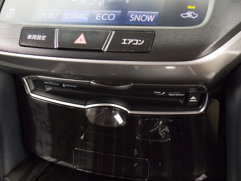 ＣＤはもちろんの事、ＤＶＤ＆Ｂｌｕ－ｒａ
ｙ再生も可能です。フルセグ地デジにも対応
しさらにＢｌｕｅｔｏｏｔｈにも対応してお
ります