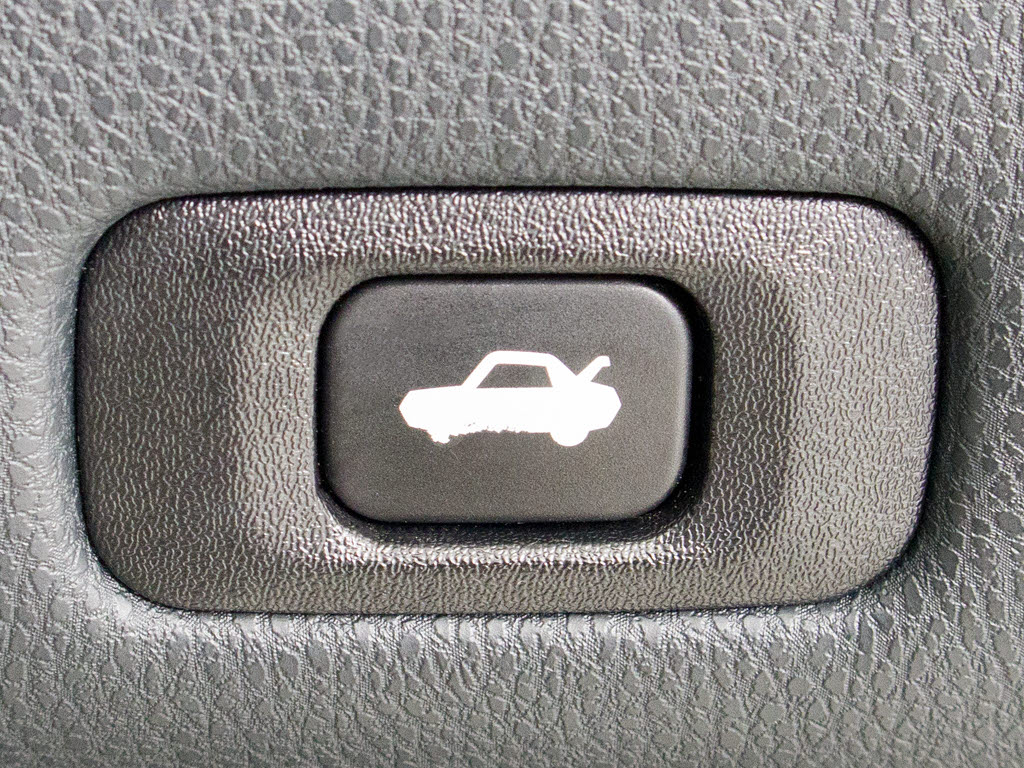 ボタン一つでトランクオープンが可能！車内
から操作できる為、非常に便利な装備の一つ
となります！