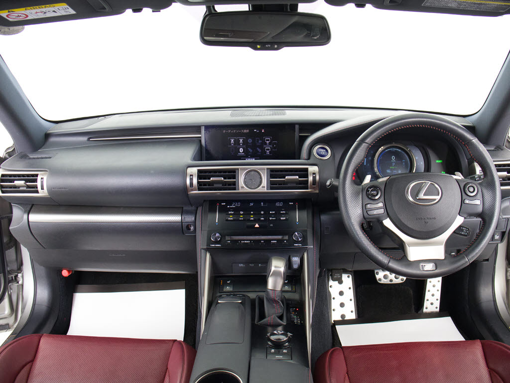 ★使いやすさや安全性を追求したステアリン
グ周り！高級車ゆえにスイッチ類が多いのも
特徴ですね！考え尽くされた配置ですぐに使
いこなす事が出来ますのでご安心下さい！是
非、体感してみて下さい！！