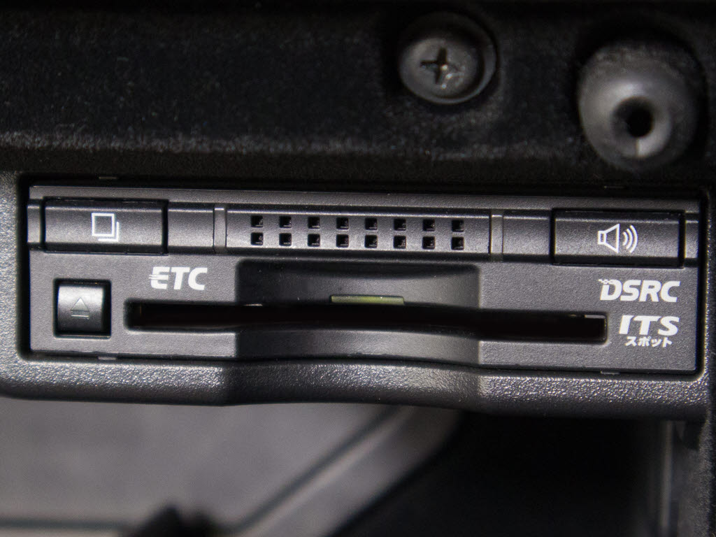 ★ＥＴＣ（ＤＳＲＣ）が装備されています！
！社外品とは違い収まりの良いデザインが人
気！高速道路を利用する際は必需品ですよね
！！ストレス無く料金所を通過出来ます！！