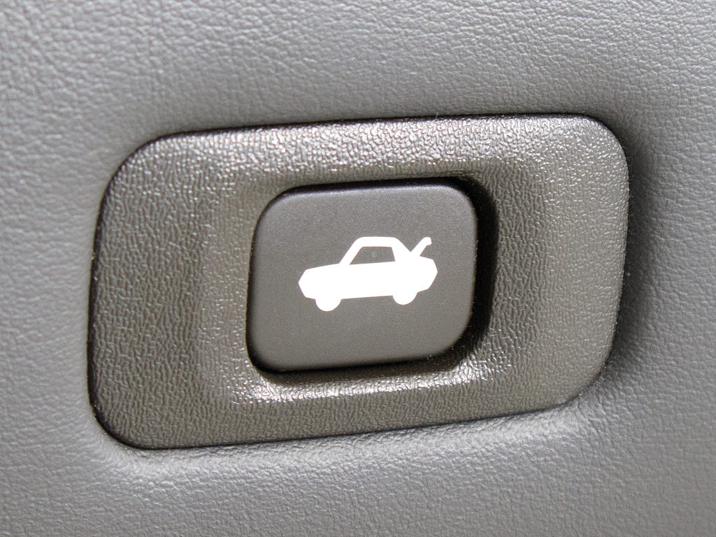 ボタン一つでトランクオープンが可能！車内
から操作できる為、非常に便利な装備の一つ
となります！